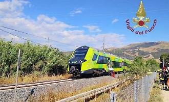 Scontro treno-autobotte, ancora chiusi i binari tra Bicocca e Caltanissetta Xirbi