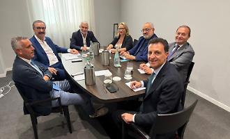 Una stanza, 7 segretari, un documento sull'unit&agrave;. Il centrodestra siciliano fa i conti con le urne: &laquo;Non possiamo fingere che il problema non esista&raquo;