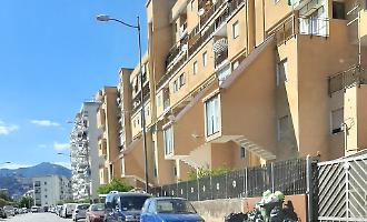 Nuova intimidazione allo Zen, bottiglie di benzina davanti a un barbiere del quartiere e la richiesta di cinquemila euro