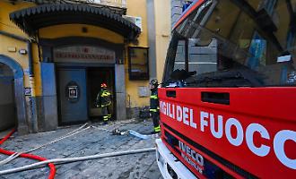 Chiusa in casa con la babysitter senza vita: neonata salvata dai vicini grazie al suo pianto ininterrotto