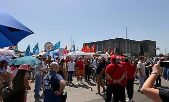 Pfizer Catania, centinaia in piazza sotto il sole contro i 330 licenziamenti