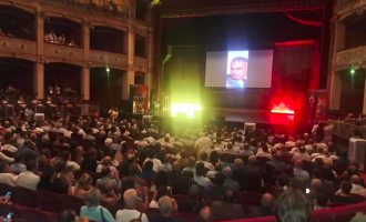 De Luca riempie il teatro a Palermo: "Centrodestra stacchi la spina a Schifani, inadeguato, e si vada al voto"