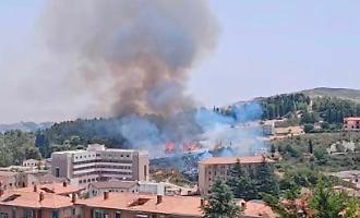 Enna Bassa, incendio al Quadrivio: fiamme e colonna di fumo, Vigili del Fuoco e Canadair in azione