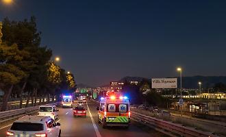 Tragedia nella notte in Viale Regione Siciliana, auto contro le barriere: un morto