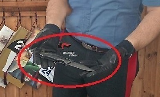 Colpito da un pallone per strada esce un coltello e lo buca: denunciato