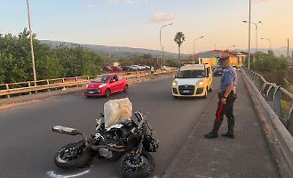 Giarre, incidente mortale nella notte: 27enne sbalzato dalla moto cade nel letto del torrente