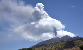 Etna, attivit&agrave; stromboliana in diminuzione, resta la cenere: nube alta 7 km, ricaduta su Bronte