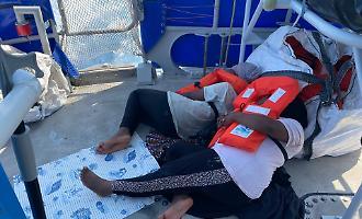 Via libera per Aurora 2 di Sea Watch: i 36 migranti saranno sbarcati a Lampedusa (c'&egrave; anche un neonato)