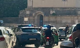 Uomo armato di coltello segnalato in strada: bloccato dalla Polizia in piazza Santa Lucia