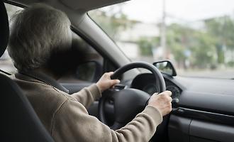 Addio corsia di sorpasso, per gli over 85 l'autostrada diventa un tab&ugrave;