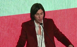 Elly Schlein all'assemblea del Pd : &laquo;Meloni fa festa, ma il frigo degli italiani &egrave; vuoto&raquo;