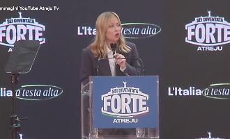 Meloni ad Atreju ringrazia le opposizioni e anche Elly Schlein ma stigmatizza il &ldquo;nanimorettismo&rdquo; della leader del Pd 