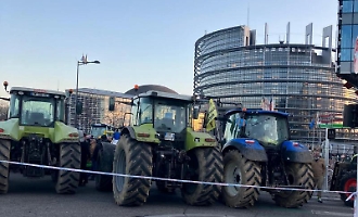 I trattori (anche siciliani) tornano a occupare Bruxelles, agricoltori in protesta contro l'accordo col Mercosur