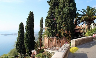 Taormina avr&agrave; una bella passeggiata panoramica