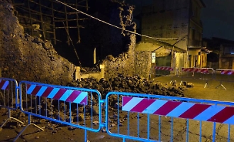 San Gregorio: crolla un muro in via Scala, viabilit&agrave; in tilt