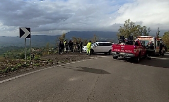 Il guardrail non c'&egrave;: ragazza cade in bici in un burrone, salvata da un automobilista di passaggio