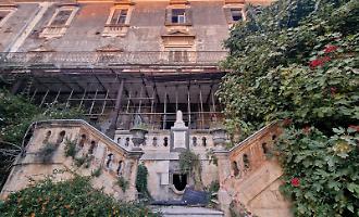 Dentro l&rsquo;ex ospedale Santa Marta, tra degrado e documenti abbandonati. Le immagini