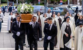 Il commosso addio a Suor Nadir: &laquo;Il suo sacrificio nasce da una scelta quotidiana&raquo;