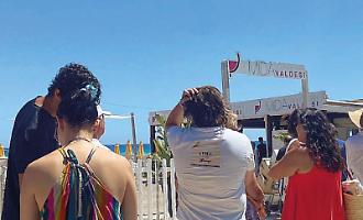 Mondello, primi due lidi aperti e tanta spiaggia libera in pi&ugrave;: si spacca il fronte dei bagnanti ma &egrave; subito sold out