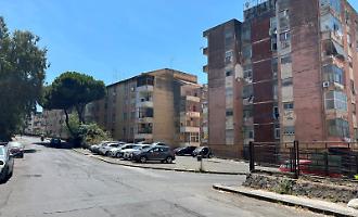 Spari vicino al supermercato dello spaccio: pallottola colpisce la finestra di un palazzo
