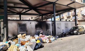 Palermo, bruciate le montagne di rifiuti al mercato coperto di Ballar&ograve;: si contano i danni