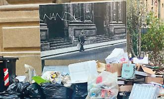 Palermo, in via Maqueda i cumuli di immondizia tra le foto di Enzo Sellerio. Rap: &laquo;Sono abbandoni, noi passiamo ogni giorno&raquo;