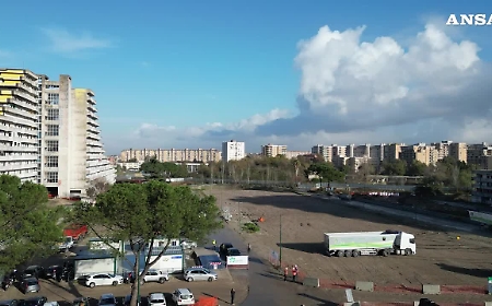 A Scampia al via la demolizione della Vela Rossa, il video dal drone
