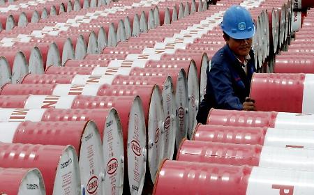 Mentre Hormuz resta chiuso il mercato del petrolio continua a crescere: ecco chi sta guadagnando con i barili