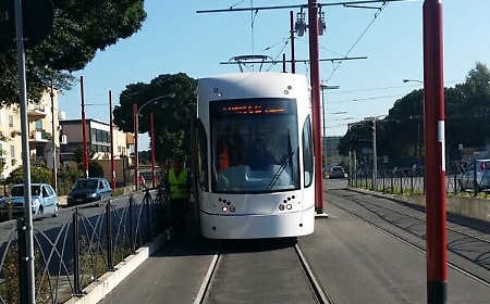 Terrore sul tram, tenta di accoltellare una donna incinta: arrestato