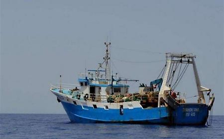 Operazione Frontex nel Mediterraneo: sequestrato peschereccio a Lampedusa, soccorsi 40 migranti e nave GNL alla deriva