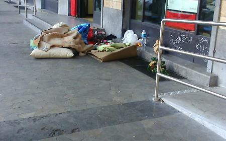 Una presenza silenziosa e costante: a Catania 218 senzatetto, 78 vivono in strada. Non va meglio a Messina