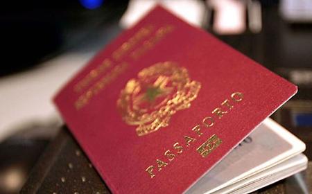 Falso passaporto per agevolare l'evasione: sospeso un funzionario del Ministero dell'Interno, imprenditore palermitano irreperibile