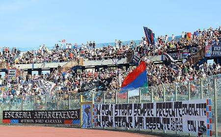 Gruppi di ultras del Catania si fronteggiano al Castello Ursino, lancio di bombe carta: interviene la polizia