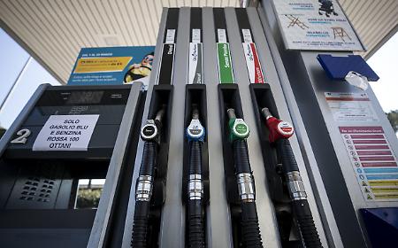 Calano i prezzi dei carburanti: benzina a 1,851 euro al litro