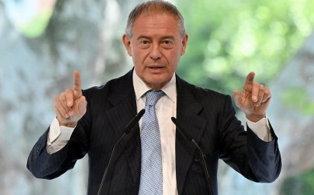 Carburanti alle stelle, &egrave; polemica, Urso promette interventi, ma il M5s attacca: "Fuori dalla realt&agrave;"