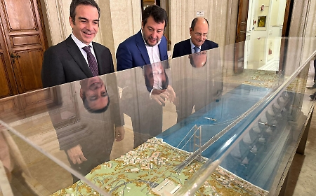 Ponte sullo Stretto, il governo Meloni definanzia in parte il progetto. Le risorse vanno alla transizione energetica delle imprese