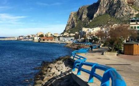 L'alga tossica fa dietrofront, ordinanza del sindaco: Sferracavallo torna tutta balneabile