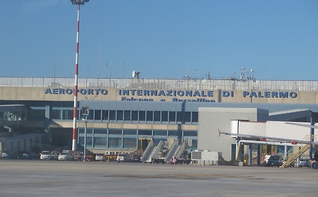 Aeroporto di Palermo, protesta contro il caro voli: &laquo;Tornare a casa per le feste &egrave; un diritto negato&raquo;