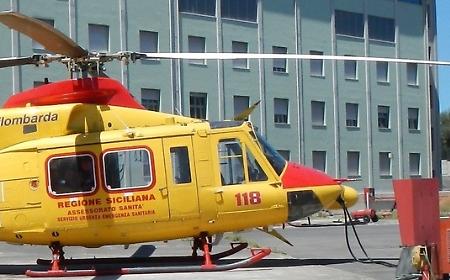 Niscemi, incendia le erbacce nel terreno e viene travolto dalle fiamme: trasferito in elisoccorso