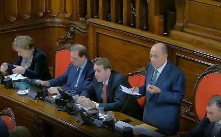 La Finanziaria delle riscritture si blocca alle 20: ok a Super Zes e assunzioni. Asse tra opposizioni e un pezzo della maggioranza