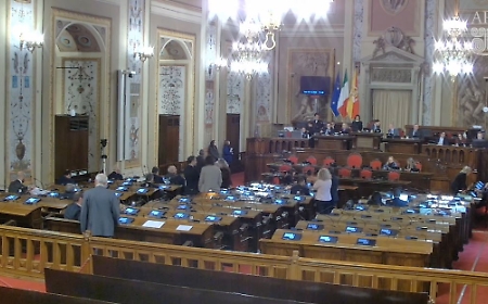 All'Ars comincia la maratona per la Finanziaria. Ma sul bilancio di previsione il governo inciampa in aula per due volte