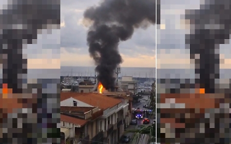Incendio devasta tetto a Riposto: fiamme dal casotto antenna telefonica