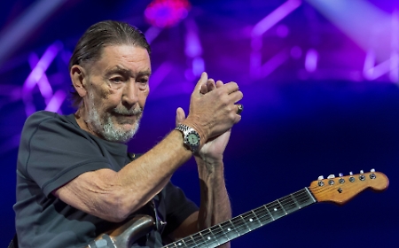 Addio a Chris Rea, il Natale non sar&agrave; pi&ugrave; lo stesso senza la sua voce roca e la sua chitarra inconfondibile