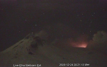 Etna torna a farsi sentire per la Vigilia di Natale: aumento dell'attivit&agrave; e Vona giallo per l'aviazione