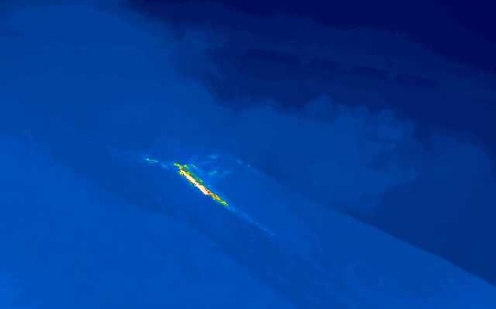 Si sveglia anche lo Stromboli: trabocco lavico e colata sulla Sciara del Fuoco (e con l'Etna non c'&egrave; alcun collegamento)