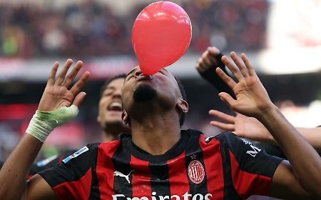 Il Milan batte il Verona e vola in vetta alla classifica