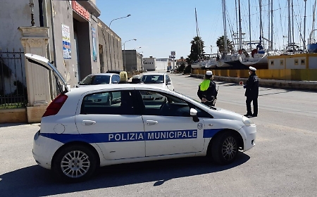 Vigile urbano travolto da una moto che non si &egrave; fermata all'alt: ricoverato in ospedale, caccia al pirata