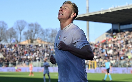 Il Napoli di Conte vola, Hojlund ne fa altri due, la Cremonese non pu&ograve; opporsi