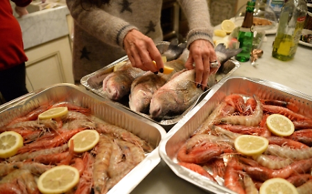 Avanzi di festa: come salvarli davvero (con la salute), tra frigorifero, freezer e buon senso