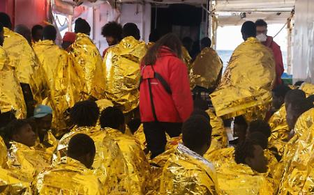 Ocean Viking salva 33 migranti: Sea-Watch denuncia due morti, feriti e il silenzio di Malta
